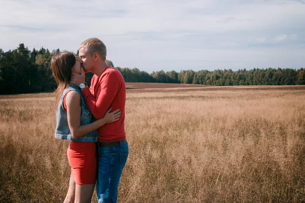 La pareja amorosa camina en el campo de trigo —  Fotos de Stock