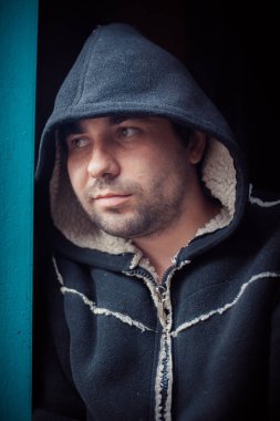 portre yürüyen giysiler içinde siyah bir arka plan üzerinde mans
