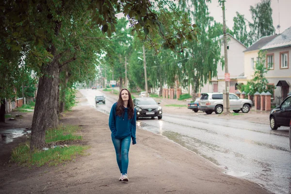 La ragazza in abiti blu passeggia per la città — Foto Stock