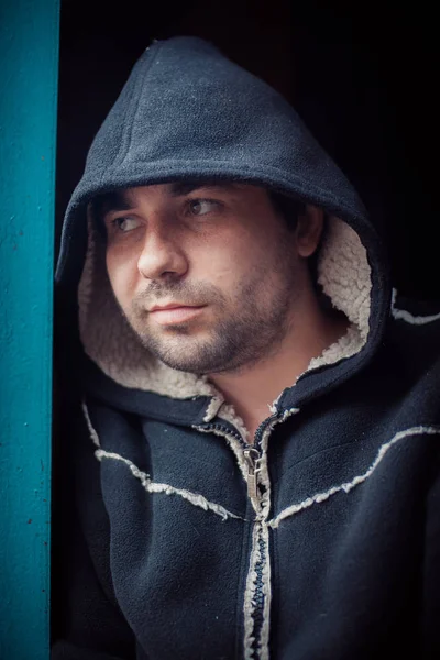 portre yürüyen giysiler içinde siyah bir arka plan üzerinde mans