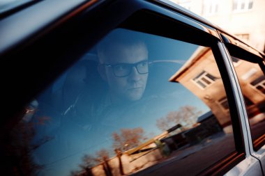 cam aracılığıyla aracın sürücüsünü ovmak olacak