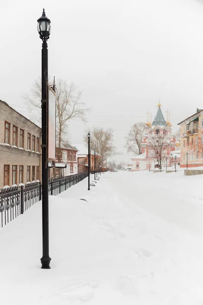 A rua pequena de inverno em uma cidade tranquila, rural — Fotografia de Stock