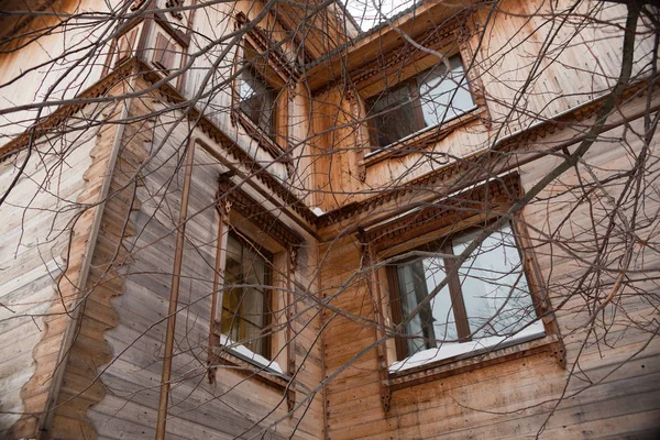 Ursprüngliche Aussicht: eine Ecke des zweistöckigen Holzhauses — Stockfoto
