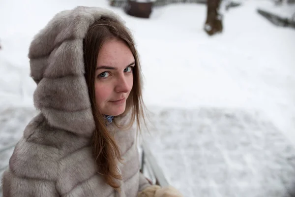 Retrato da menina encantadora na rua no inverno em um casaco de peles curto cinza — Fotografia de Stock