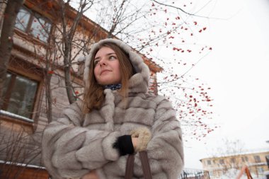 yürüyerek şehir etrafında: kız portre gri kısa kürk paltolu kışın küçük Lodge