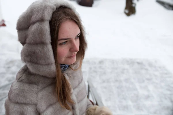 Retrato da menina encantadora na rua no inverno em um casaco de peles curto cinza — Fotografia de Stock