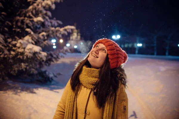 Ritratto di ragazza nell'inverno durante nevicata, sullo sfondo di chiesa, un abete magnifico e lampade di numero . — Foto Stock