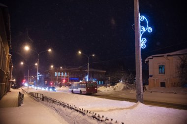 şehirde dolaşır: bir ana caddeleri gece kış