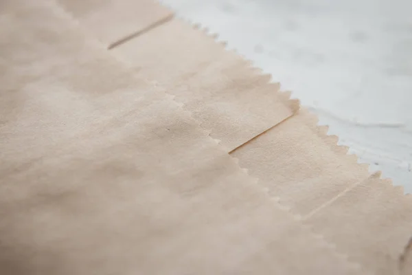 Kraft un pacchetto di maniglie su sfondo bianco, chiudere, dettaglio . — Foto Stock