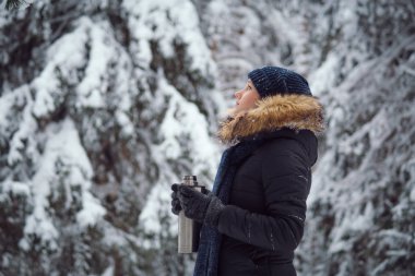 Kız bir termos sıcak çay içmek