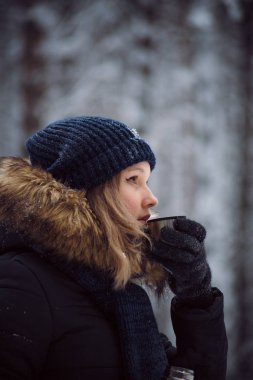 Kız bir termos sıcak çay içmek