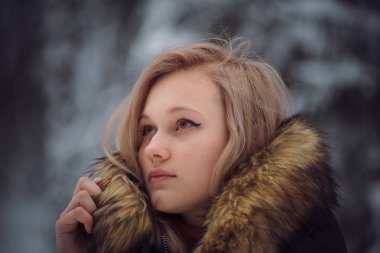 kız kış orman üzerinde yürüyor