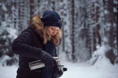 Kız bir termos sıcak çay içmek