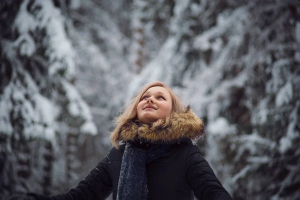 Glückliche junge Frau spielt mit Schnee — Stockfoto