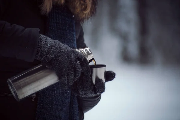 Girl drink hot tea from a thermos — Stock Photo, Image