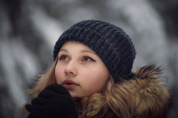 Menina caminha na floresta de inverno — Fotografia de Stock