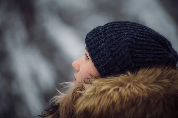 Gadis berjalan di hutan musim dingin — Stok Foto