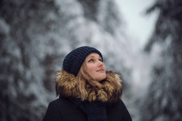 Lány séta a téli erdő — Stock Fotó