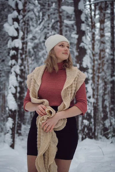 Menina caminha na floresta de inverno — Fotografia de Stock