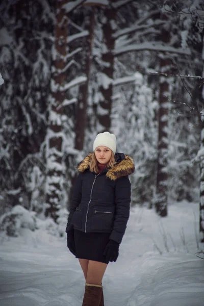 Chica camina en el bosque de invierno — Foto de Stock