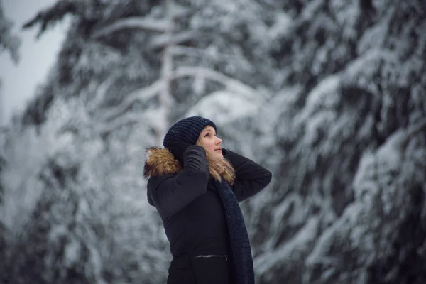 Κορίτσι περπατά στο δάσος το χειμώνα — Φωτογραφία Αρχείου