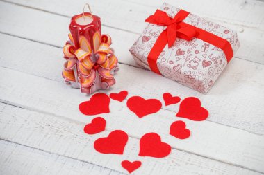 St. Valentine's Day: bir oyulmuş mum, Kalpler keçe üzerinden ve bürokrasi ile bir hediye.