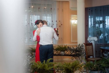 Düğün: şirin yeni evliler, gelin ve damat, çift birlikte yavaş yavaş dans