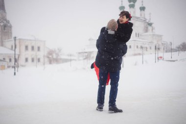 Sevgi dolu bir çift kışın Tarihi mekanları arka plan üzerinde yürür.