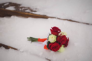 Gelinin küçük bir buket karla kaplı adımlarla yatıyor, Düğün