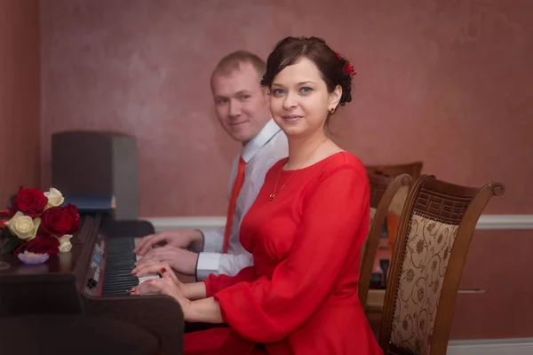 Свадьба: молодожены, жених и невеста, пара влюбленных, игра на пианино — стоковое фото