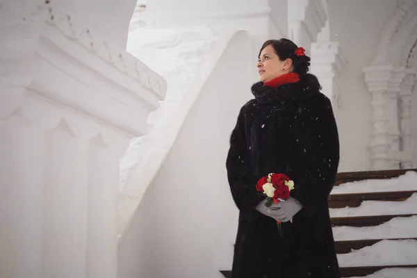 Portret van het mooie meisje, bruid in de winter tijdens de sneeuwval — Stockfoto