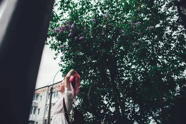 La belle fille aux cheveux roses se promène dans la rue de la ville en été — Photo