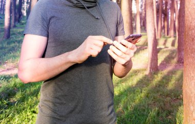 onun elinde bir telefon ile adam ormanda. İş freelancing kavramı