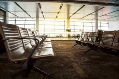 Havaalanında oturuyor