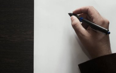 Beyaz kağıt üzerine çizim el 