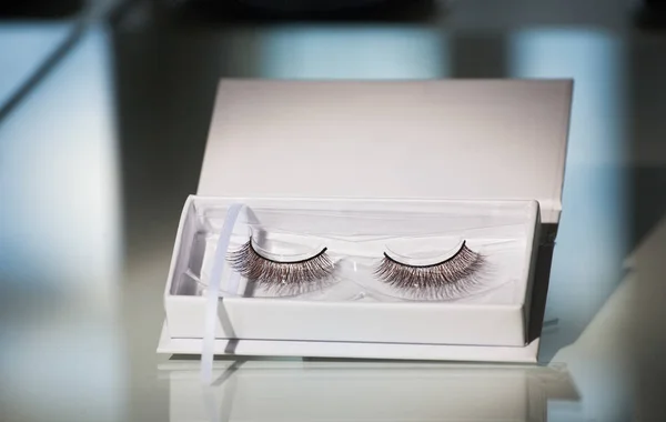 bir kutu içinde yanlış eyelashes