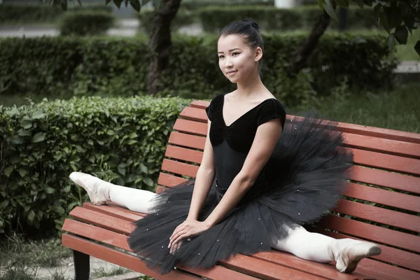 Bailarina sentada en splits —  Fotos de Stock