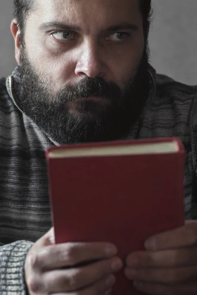 Szakállas férfi egy könyvet — Stock Fotó