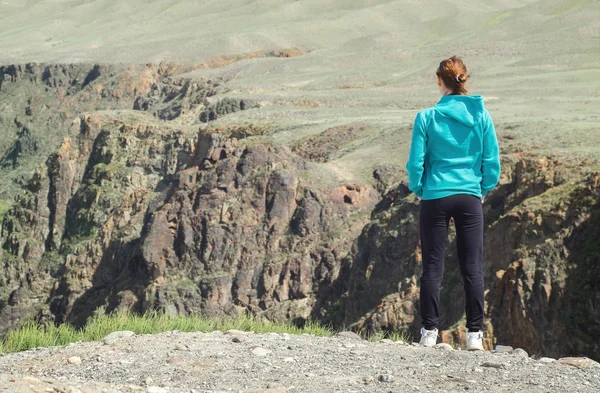 La ragazza alla roccia — Foto Stock