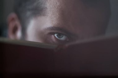 Adamın gözlerini arıyorum 