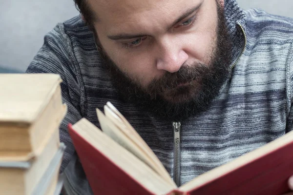 Homem com livro vermelho — Fotografia de Stock