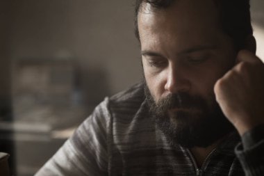 dalgın sakallı adam 