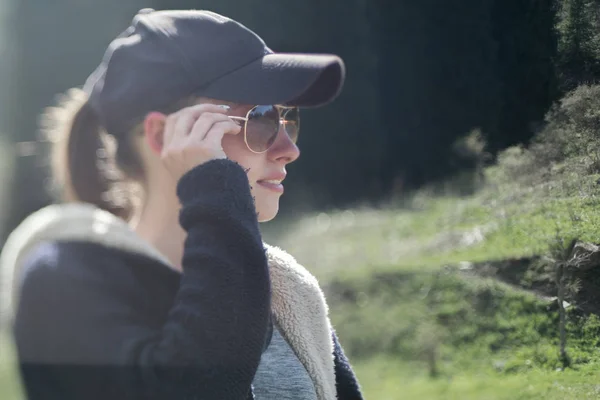 Donna in cappello e occhiali da sole — Foto Stock