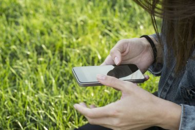 Akıllı telefon kullanan kadın 