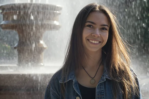 Portrait Beautiful Girl Fountain — Stock Photo, Image