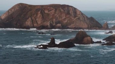 Atlantik okyanus kayalıklarının ve kayaların HD videosu