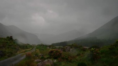 İrlanda 'daki Kerry dağlarında fırtınalı dolu taşlarının 4k dramatik videosu