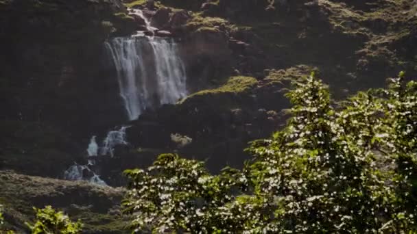 Vidéo 4k de cascade cachée dans les montagnes de Kerry, Irlande 