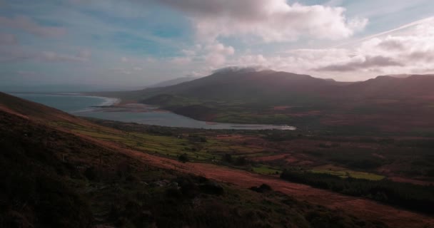 Espectacular Video Brandon Bay Desde Arriba Con Costa Del Océano — Vídeos de Stock