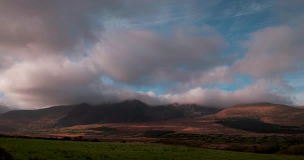 Zapierające Dech Piersiach Wideo Brandon Mountain Ridge Chmurami Cieniami Irlandia — Wideo stockowe